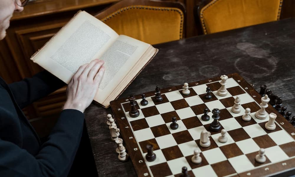Tablero y libro ajedrez